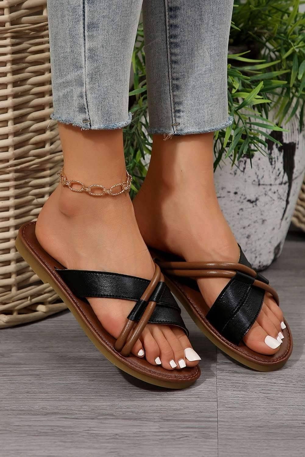 Black Criss Cross Pu Leather Flat Slippers