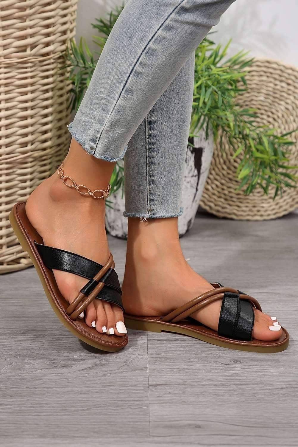 Black Criss Cross Pu Leather Flat Slippers