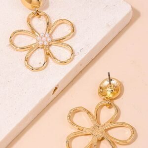 Gold Vintage Cut Out Flower Pearl Decor Stud Earrings
