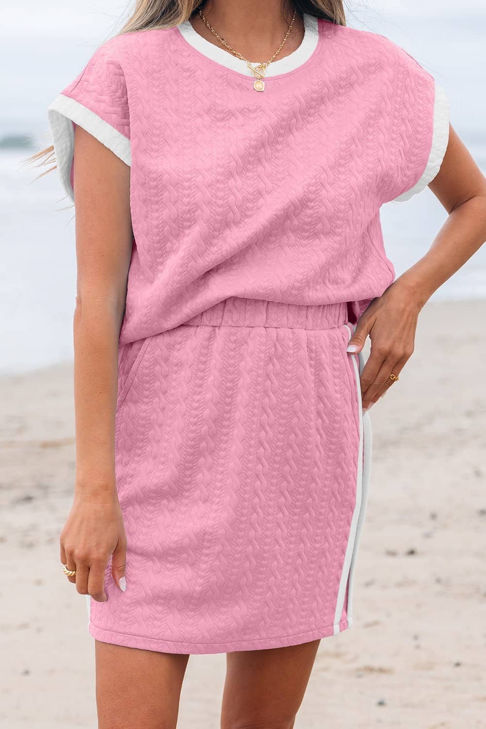 Pink Contrast Trim Textured Crewneck Tee And Pocketed Skirt Set