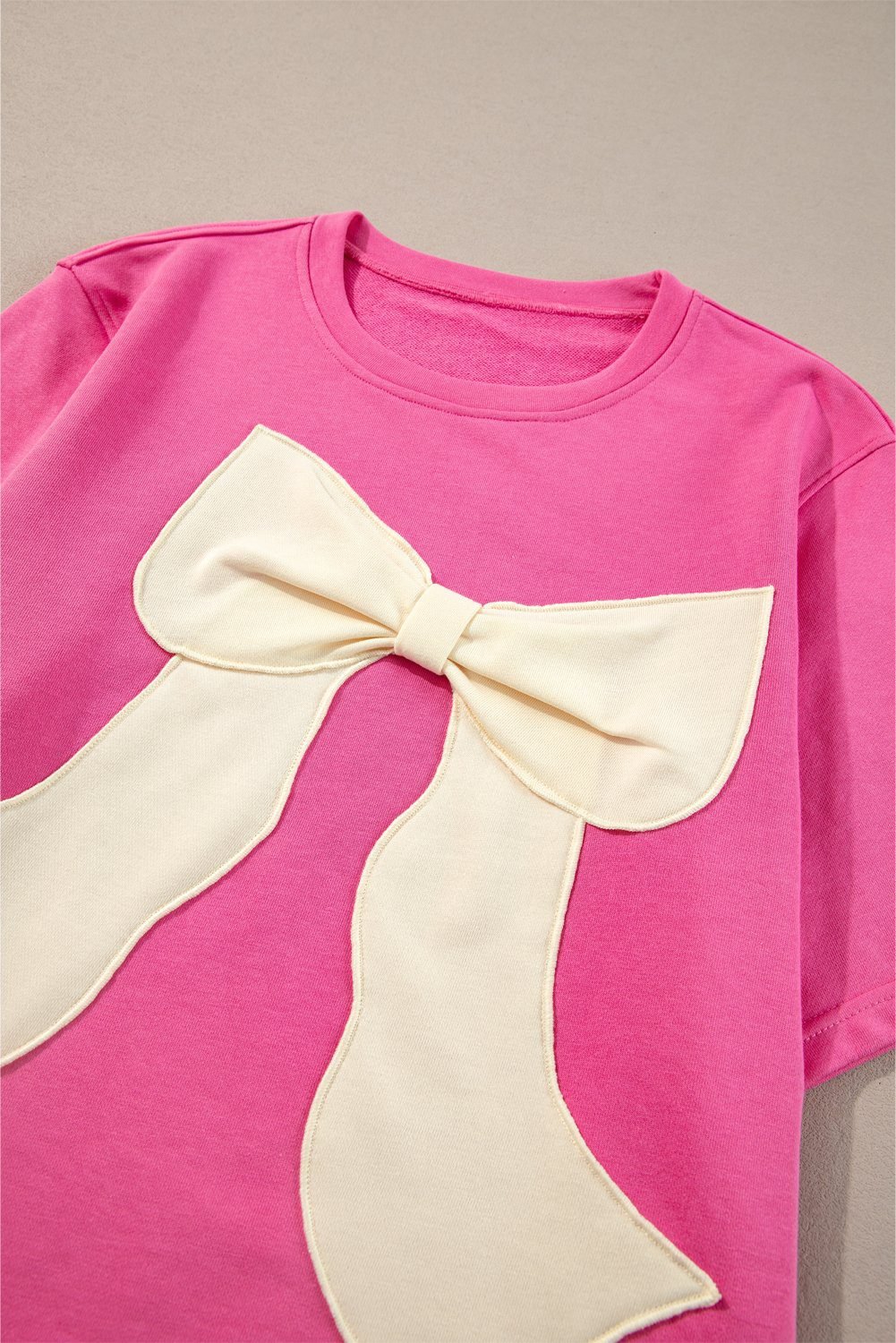 Strawberry Pink Contrasting Color Ribbon Bow Front Patch Loose Tee With Slits