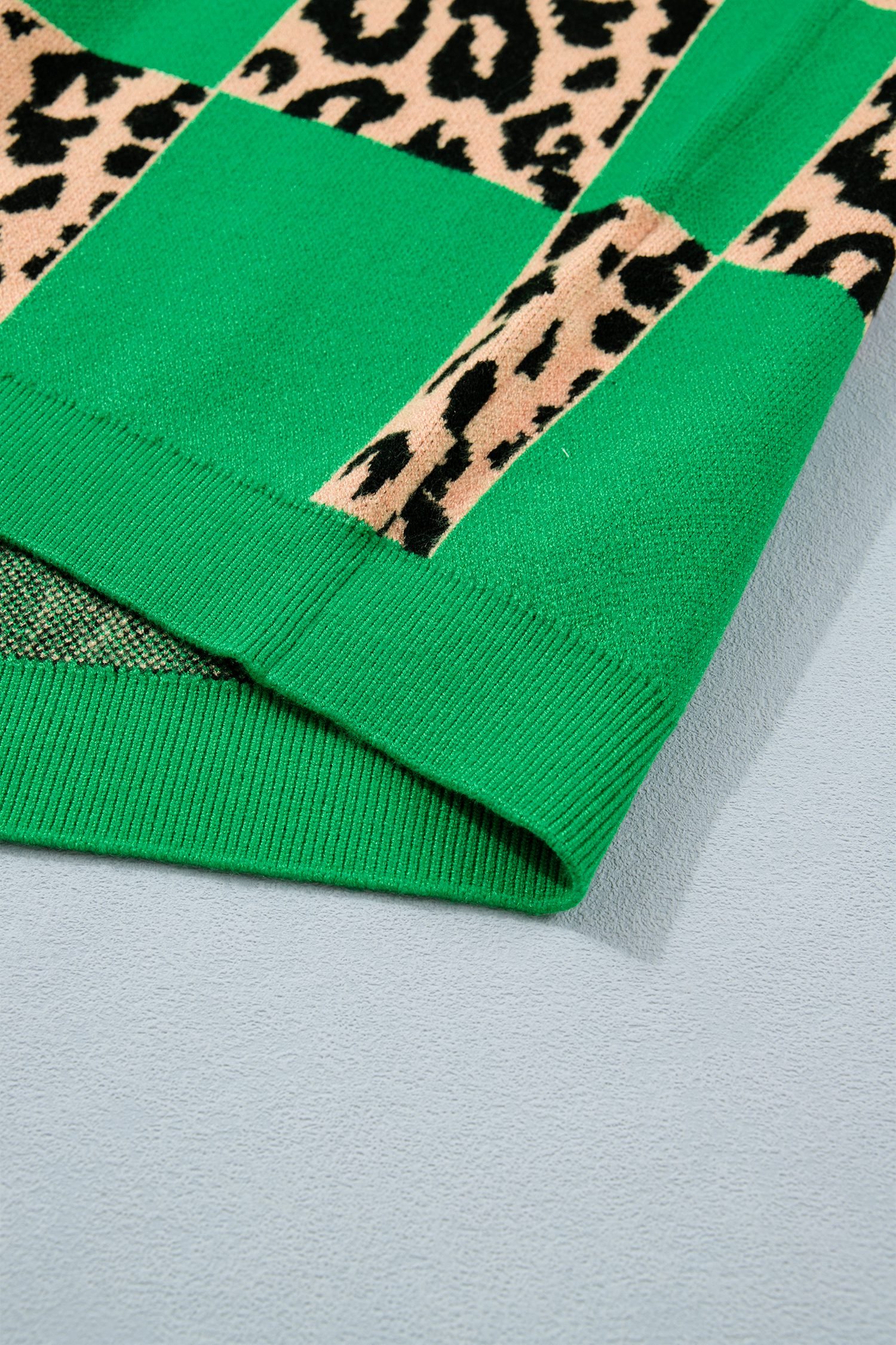 Green Plus Size Leopard Contrasted Checkered Short Sleeve Sweater