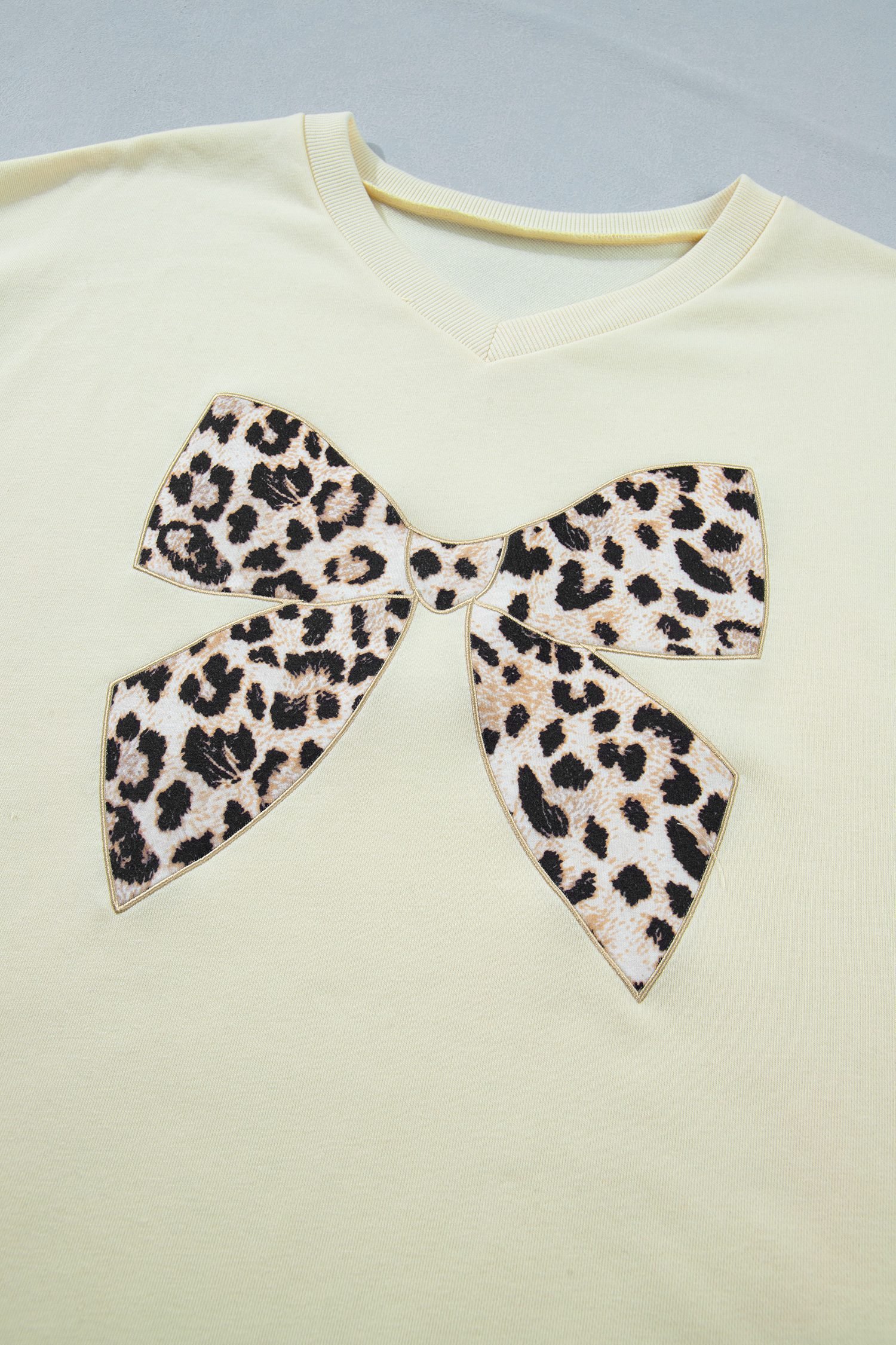 White Contrast Leopard Bow Patched V Neck Loose Tee Drawstring Shorts 2pcs Outfit
