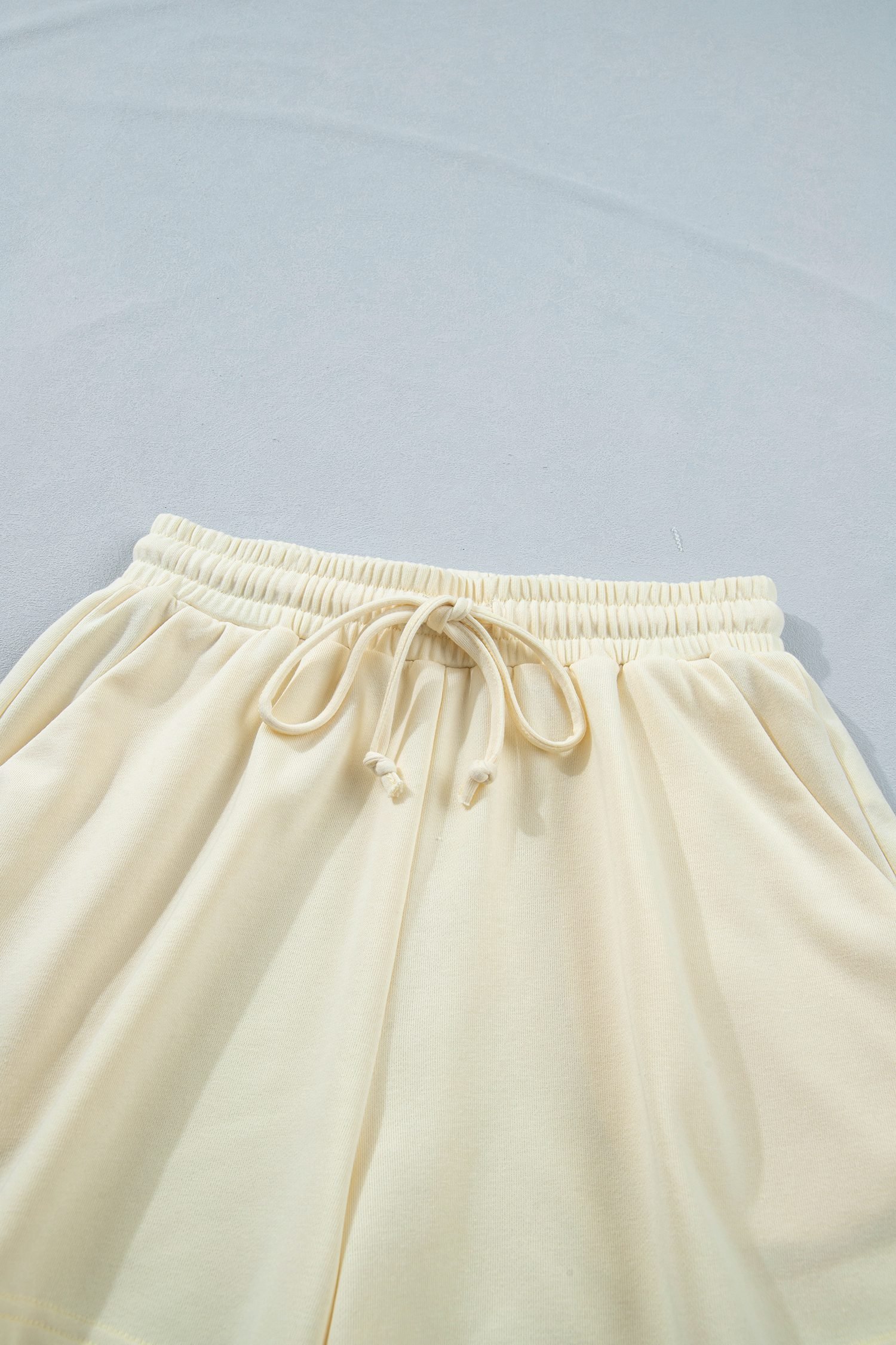 White Contrast Leopard Bow Patched V Neck Loose Tee Drawstring Shorts 2pcs Outfit